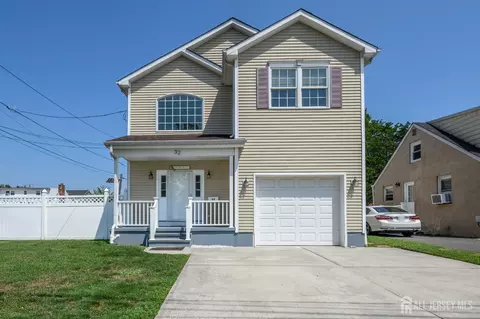 32 Dorothy St, Carteret, NJ 07008
