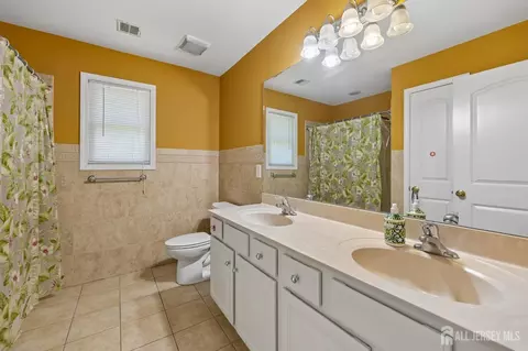 Bath - 6 Willow Dr, Edison, NJ 08820 photo 3 of 5