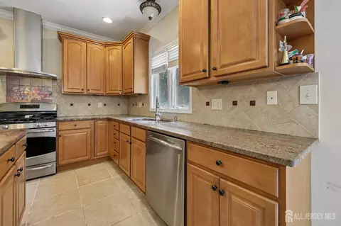 Kitchen - 6 Willow Dr, Edison, NJ 08820 photo 2 of 2