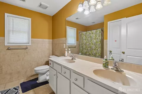 Bath - 6 Willow Dr, Edison, NJ 08820 photo 2 of 5
