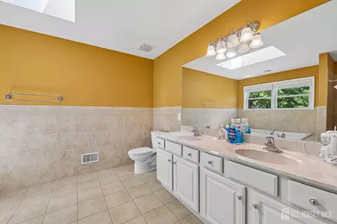 Bath - 6 Willow Dr, Edison, NJ 08820 photo 4 of 5