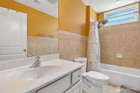 Bath - 6 Willow Dr, Edison, NJ 08820 photo 1 of 5