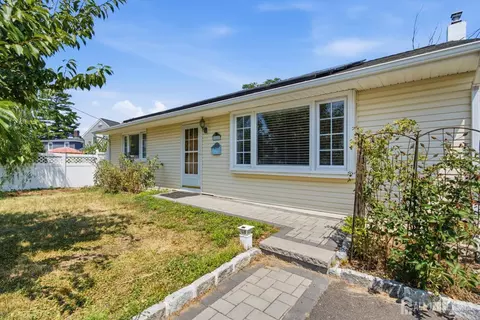 5 Snyder Ln, Keyport, NJ 07735