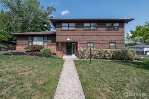 52 Embroidery St, Sayreville, NJ 08872