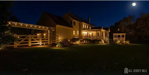 4 Goldfinch Ct, Plainsboro, NJ 08536