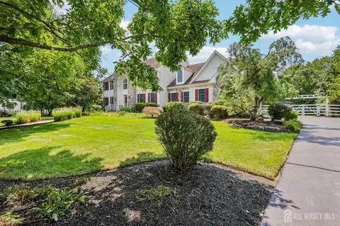 4 Goldfinch Ct, Plainsboro, NJ 08536