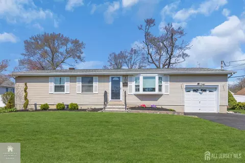 71 Pine St, Spotswood, NJ 08884