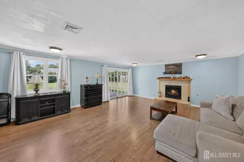 Living - 41 Weldon Rd, Edison, NJ 08817 photo 2 of 6