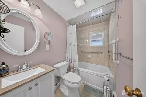 Bath - 41 Weldon Rd, Edison, NJ 08817 photo 2 of 4