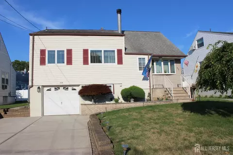 40 Concannon Dr, Fords, NJ 08863