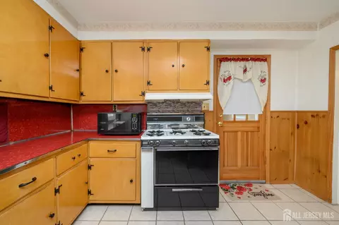 Kitchen - 27 S Robert St S, Sewaren, NJ 07077 photo 3 of 5
