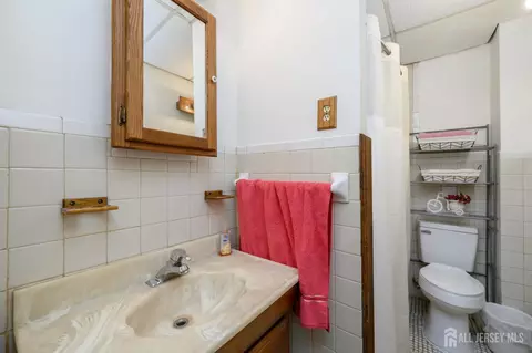 Bath - 27 S Robert St S, Sewaren, NJ 07077 photo 1 of 2