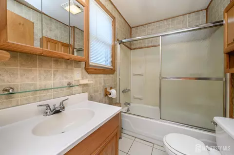 Bath - 27 S Robert St S, Sewaren, NJ 07077 photo 2 of 2