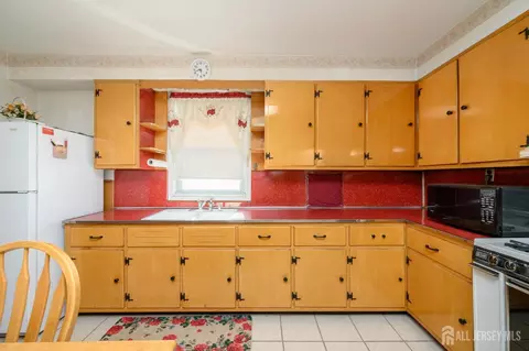 Kitchen - 27 S Robert St S, Sewaren, NJ 07077 photo 2 of 5