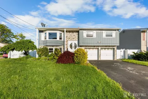 200 Rosewood Ln, Port Reading, NJ 07064