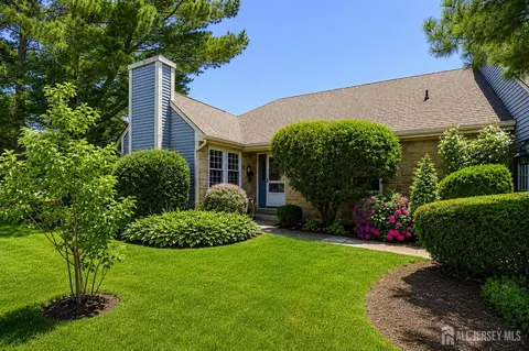 1 Alexander Hamilton Ct, Monroe, NJ 08831