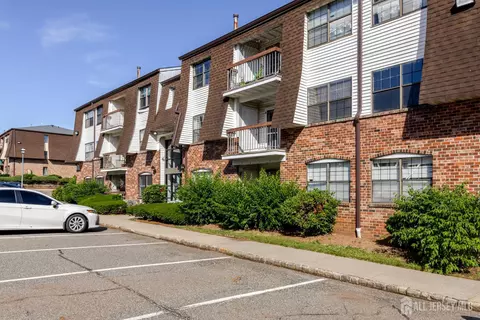 606 Green Hollow Dr, Iselin, NJ 08830