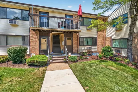 818 Cricket Ln, Woodbridge, NJ 07095