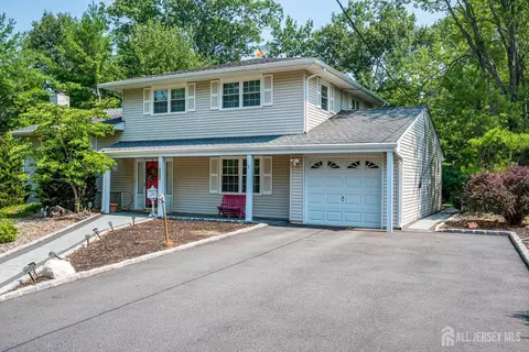 560 Wakefield Dr, Metuchen, NJ 08840