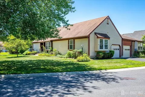 10 Betsy Ross Dr # -B, Monroe, NJ 08831