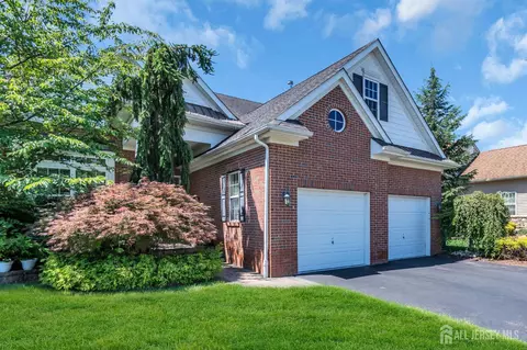 10 Nappa Ct, Monroe, NJ 08831