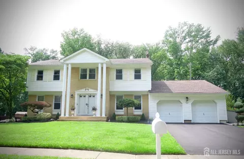 5 Brookside Cir, Marlboro, NJ 07746