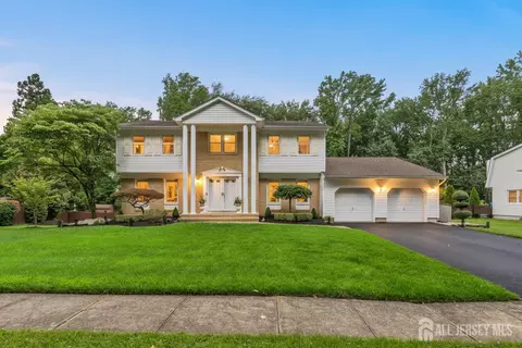 5 Brookside Cir, Marlboro, NJ 07746