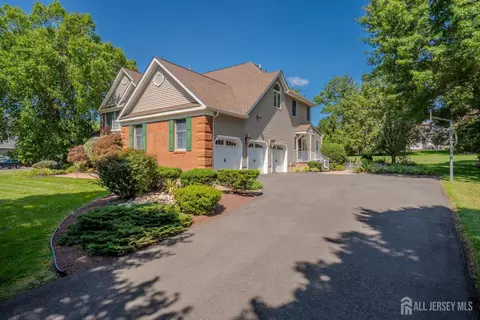 8 Marian Dr, West Windsor, NJ 08550