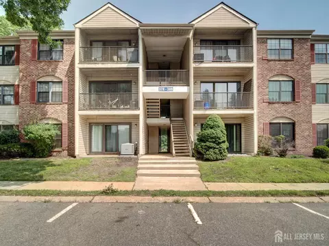 380 Lancaster Ct, Piscataway, NJ 08854