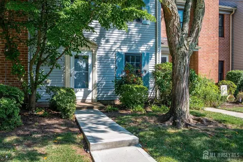 5 Pear Tree Ln, Franklin Park, NJ 08823