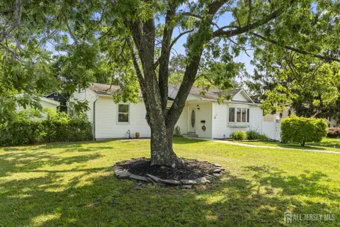 13 Chestnut St, Farmingdale, NJ 07727