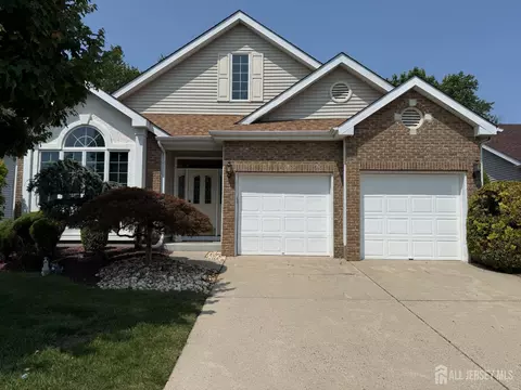 8 Wakefield Ct, Monroe, NJ 08831