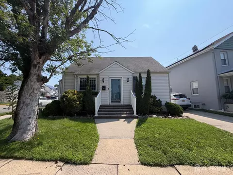 98 Liberty St, Fords, NJ 08863