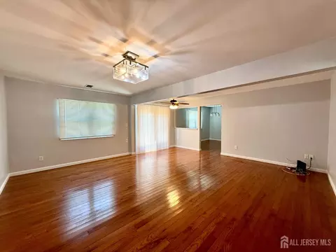 44 Drake Rd, Somerset, NJ 08873