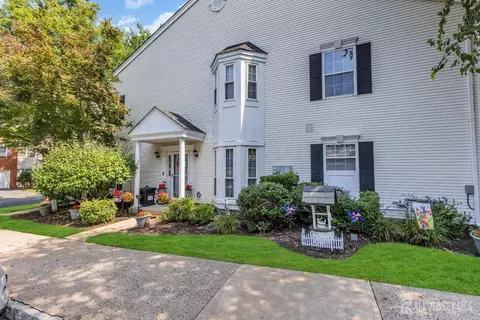 401 Harvest Ln, South Brunswick, NJ 08852