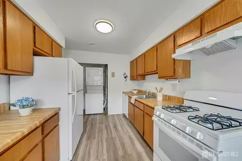 Kitchen - 1520 Raspberry Ct, Edison, NJ 08817 photo 1 of 2