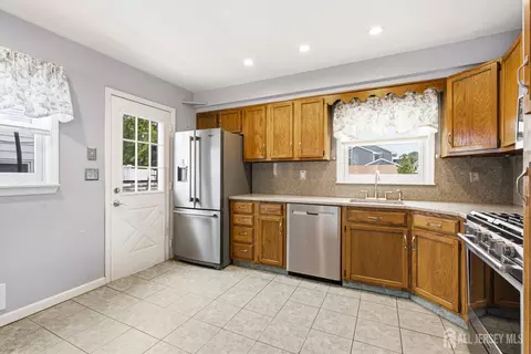 Kitchen - 2 Carter Pl, Parlin, NJ 08859 photo 1 of 3