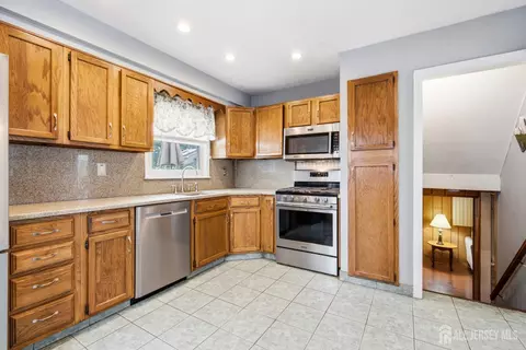 Kitchen - 2 Carter Pl, Parlin, NJ 08859 photo 2 of 3