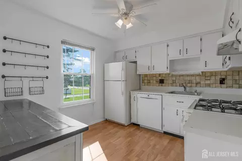 Kitchen - 38 Foxhall Cmn, Middlesex, NJ 08846 photo 1 of 3