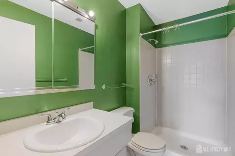 Bath - 38 Foxhall Cmn, Middlesex, NJ 08846 photo 1 of 2