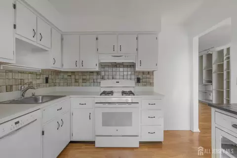 Kitchen - 38 Foxhall Cmn, Middlesex, NJ 08846 photo 3 of 3
