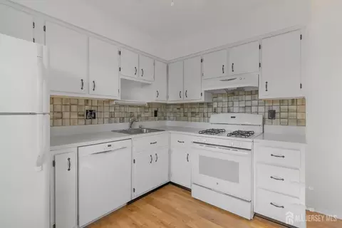 Kitchen - 38 Foxhall Cmn, Middlesex, NJ 08846 photo 2 of 3