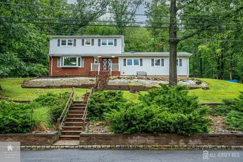 40 Longview Dr, Green Brook, NJ 08812