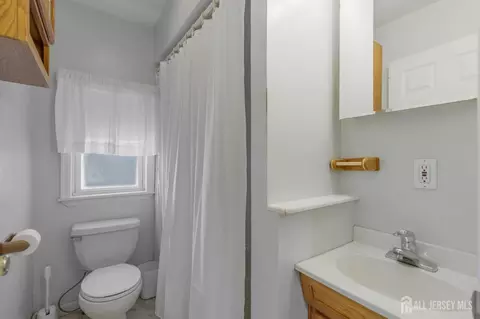 Bath - 96 Conover Pl, Middlesex, NJ 08846 photo 1 of 1