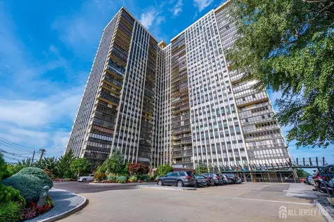 300 Winston Dr #C2912, Cliffside Park, NJ 07010