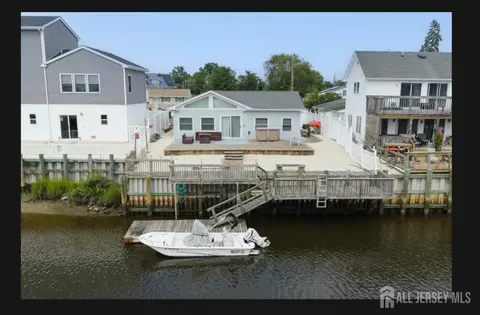 35 Mirror Lake Dr, Little Egg Harbor, NJ 08087