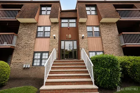207 Sierra Ct #A, Woodbridge, NJ 07095