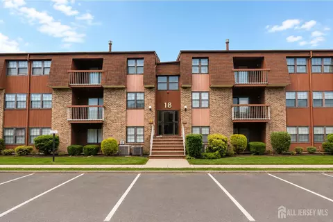 207 Sierra Ct #A, Woodbridge, NJ 07095