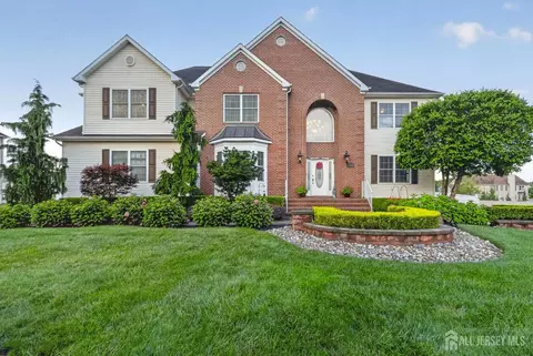 5 Adam Ct, Monroe, NJ 08831