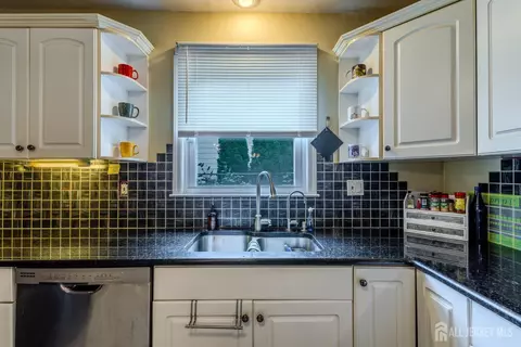 Kitchen - 10 Devonshire Rd, Parlin, NJ 08859 photo 4 of 4